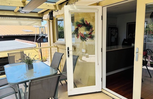 Gowanbrae House | Hillside Haven - 10 mins from the airport