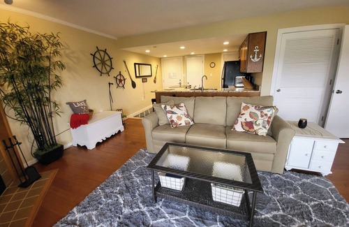 North Shore Condo | Hillside Haven - Cozy Condo at Smith Mountain Lake