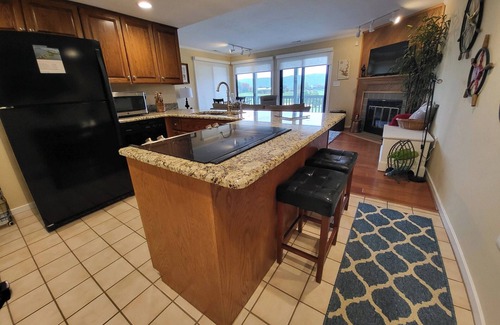 North Shore Condo | Hillside Haven - Cozy Condo at Smith Mountain Lake
