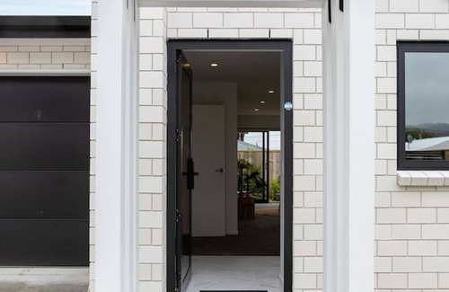 Trentham House | Hillside Haven: Trentham Escape