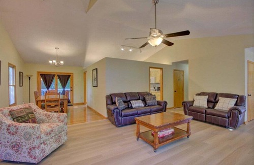 Weaverville House | Hillside Hideaway near Blue Ridge Parkway, secure gear storage, w/free Biltmore Pass