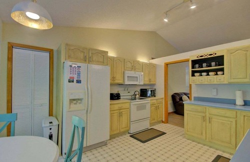 Weaverville House | Hillside Hideaway near Blue Ridge Parkway, secure gear storage, w/free Biltmore Pass