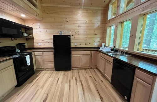 Campton House | Hillside Hideaway! NEW hot tub! Family sized loft cabin, RRG, Pets welcome.
