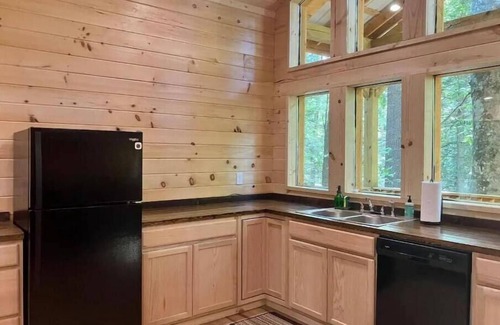 Campton House | Hillside Hideaway! NEW hot tub! Family sized loft cabin, RRG, Pets welcome.