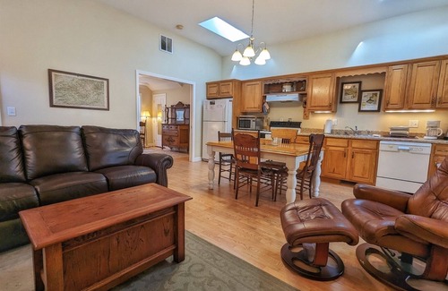 Waynesville House | Hillside Hideaway: Sunlit Retreat Among the Treetops, Ideal for 2-4 Guests,