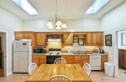 Waynesville House | Hillside Hideaway: Sunlit Retreat Among the Treetops, Ideal for 2-4 Guests,