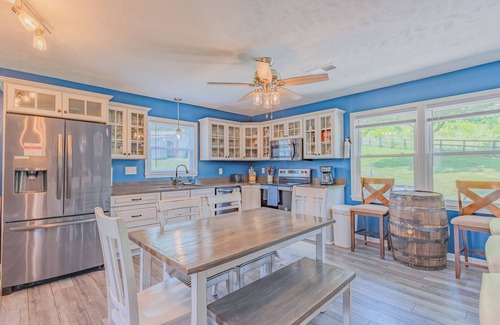 Frankfort House | Hillside Hideout With Scenic Bluegrass Hot Tub Views!
