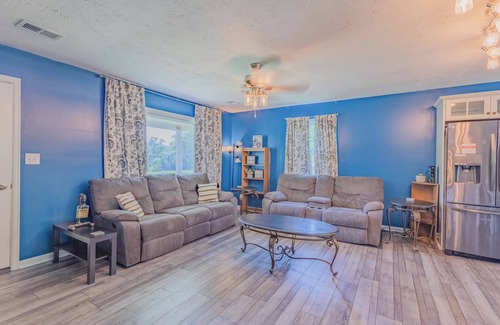 Frankfort House | Hillside Hideout With Scenic Bluegrass Hot Tub Views!