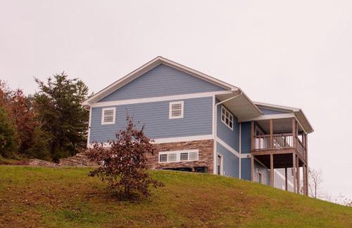 Trenton House | Hillside View on Tanglewood