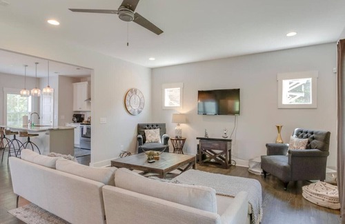 Katie Hill Neighborhood House | Hilltop Charmer - Super Close To Downtown - 3Br
