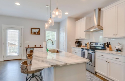 Katie Hill Neighborhood House | Hilltop Charmer - Super Close To Downtown - 3Br