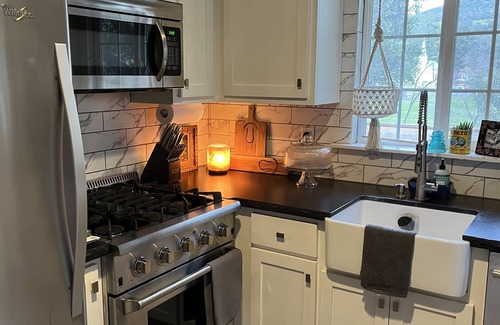 Mariposa Cottage | Hilltop Cottage walking distance to downtown Mariposa bars/restaurants.