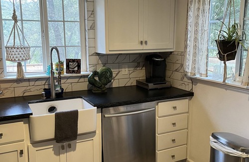 Mariposa Cottage | Hilltop Cottage walking distance to downtown Mariposa bars/restaurants.
