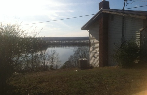 Waverly House | Hilltop cozy house overlooking Kentucky lake with access to load boat sleeps 10