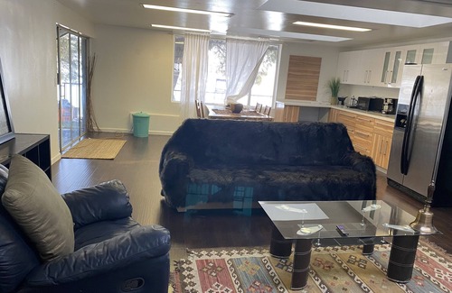 Malibu Cottage | Hilltop Creative artists paradise day art studio (casting-production-recording)