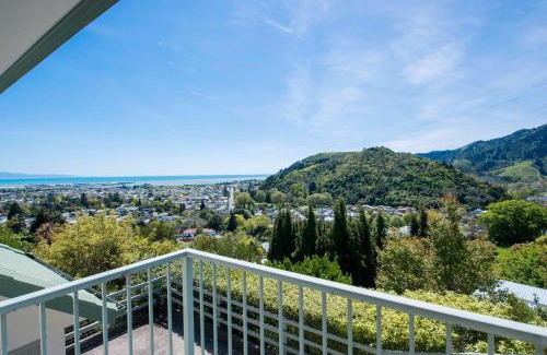 Nelson House | Hilltop Getaway