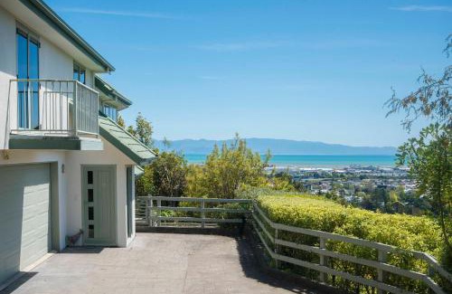 Nelson House | Hilltop Getaway