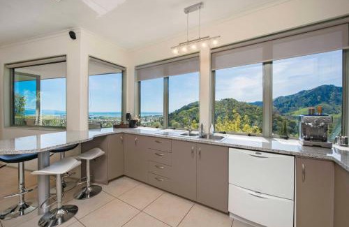 Nelson House | Hilltop Getaway