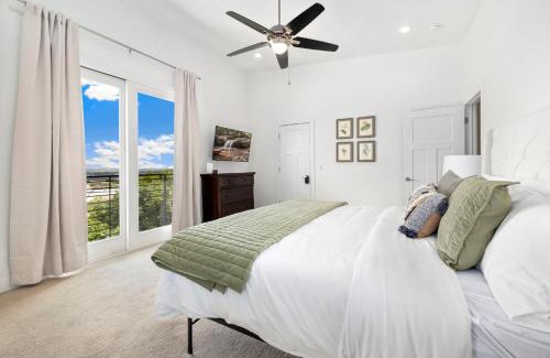 Fayetteville House | Hilltop Haven-5 Min to DT & UofA-Modern