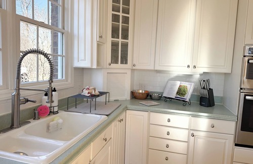 Fairview House | Hilltop Haven-Spacious 6-bedroom house sleeps 10 with pool table near Asheville