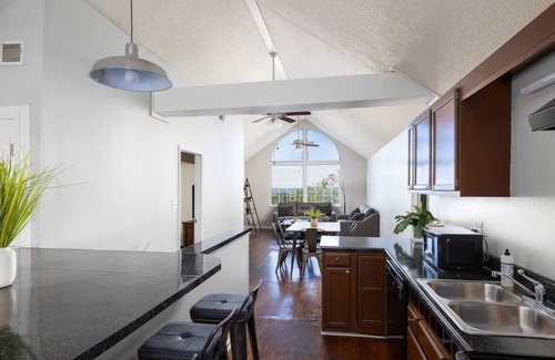 Redmont Park Condo | Hilltop Hideaway G- King Beds/Free Parking/2 Bath