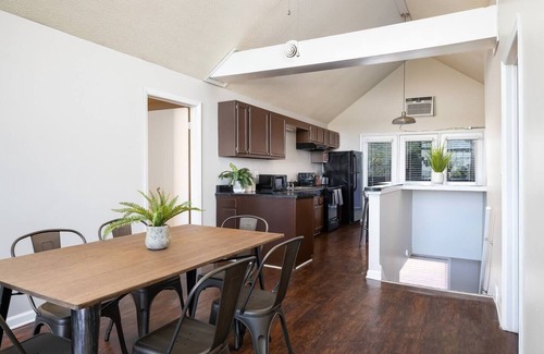 Redmont Park Condo | Hilltop Hideaway G- King Beds/Free Parking/2 Bath