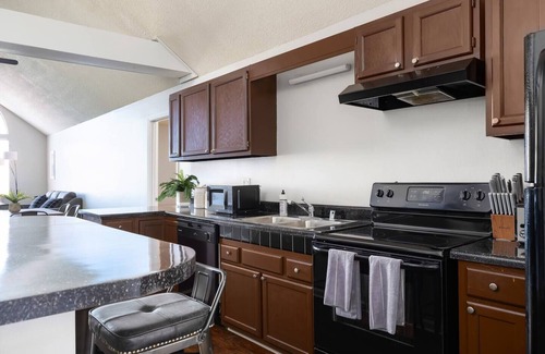 Redmont Park Condo | Hilltop Hideaway G- King Beds/Free Parking/2 Bath