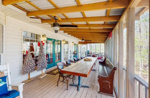 Cedar Cliff House | Hilltop Hideaway