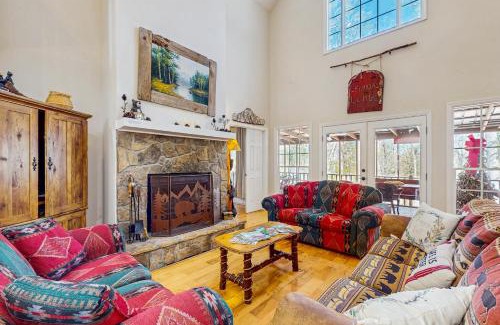 Cedar Cliff House | Hilltop Hideaway