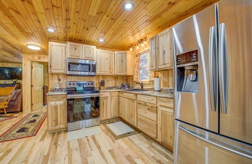 Maggie Valley House | Hilltop Hideaway in the Mountains