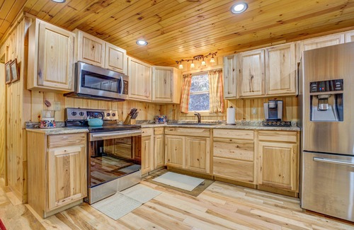 Maggie Valley House | Hilltop Hideaway in the Mountains