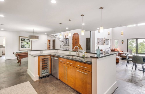 Lynn House | Hilltop Home w/Hot Tub & Views: Blue Ridge Mtn