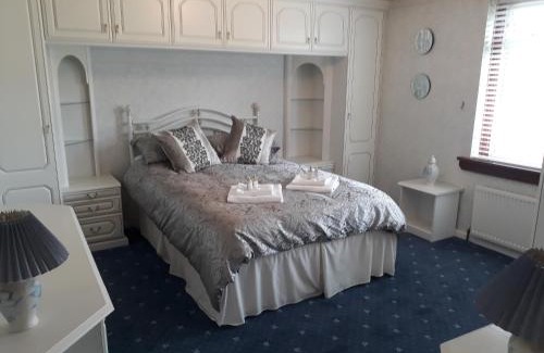 Airdrie Apartment | Hilltop House