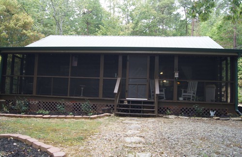 Tellico Plains Cabin | Hilltop Log Cabin with Water Effect