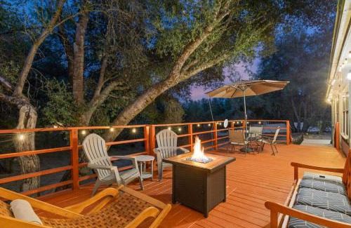 Oakhurst House | HIlltop Oasis with games, hot tub, Fire-pit, Deck, Views