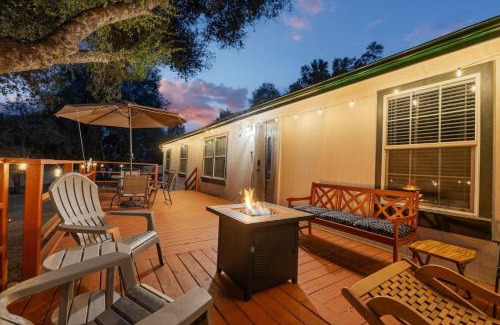 Oakhurst House | HIlltop Oasis with games, hot tub, Fire-pit, Deck, Views