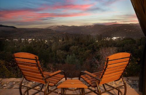 Oakhurst House | Hilltop Paradise with stunning views/hot tub/firepit/dog friendly