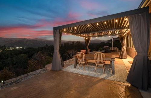 Oakhurst House | Hilltop Paradise with stunning views/hot tub/firepit/dog friendly
