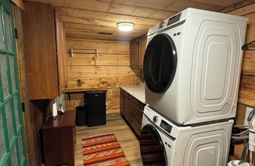 Ellijay Cabin | Hilltop Retreat-adjoining Lake home sleeps 8, hot tub and peaceful wilderness