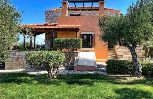 Kounavi Villa | Hilltop Retreat Stunning Views Near Knossos