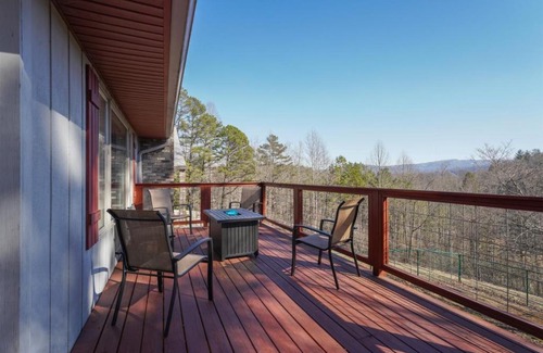 Brevard House | Hilltop Retreat