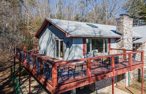 Brevard House | Hilltop Retreat