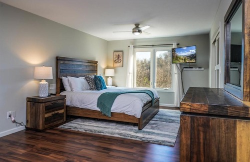 Brevard House | Hilltop Retreat