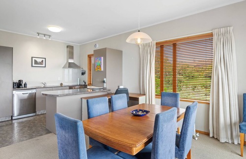 Bluff Hill House | Hilltop Views - Bluff Hill Holiday Home