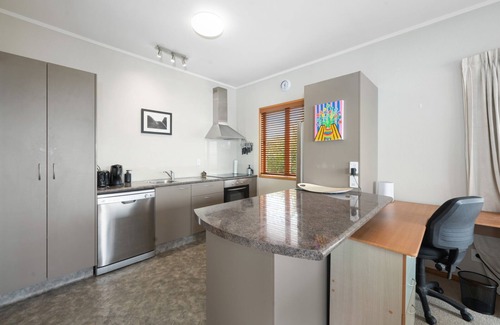 Bluff Hill House | Hilltop Views - Bluff Hill Holiday Home