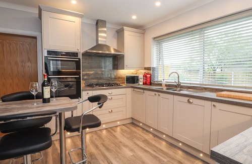 Conwy Cottage | HILLTOPS, pet friendly, with hot tub in Deganwy