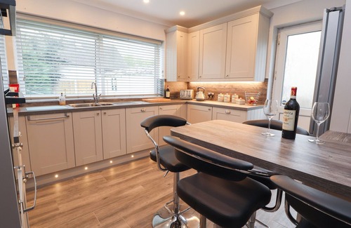 Conwy Cottage | HILLTOPS, pet friendly, with hot tub in Deganwy
