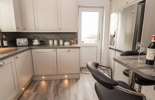 Conwy Cottage | HILLTOPS, pet friendly, with hot tub in Deganwy