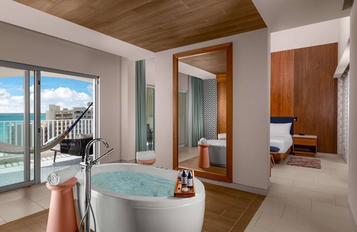 Zona Hotelera Resort | Hilton Cancun Mar Caribe All-Inclusive Resort