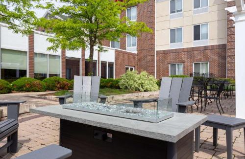 Colgate Hotel | Hilton Garden Inn Milwaukee Northwest Conference Center